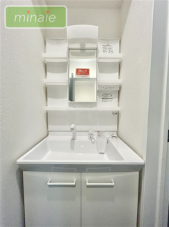 【独立洗面台】 | 小学校5分　中学校5分　食洗機付　太陽光設置　鷺沼３　2号棟 | 販売現地　1階の洗面台です。