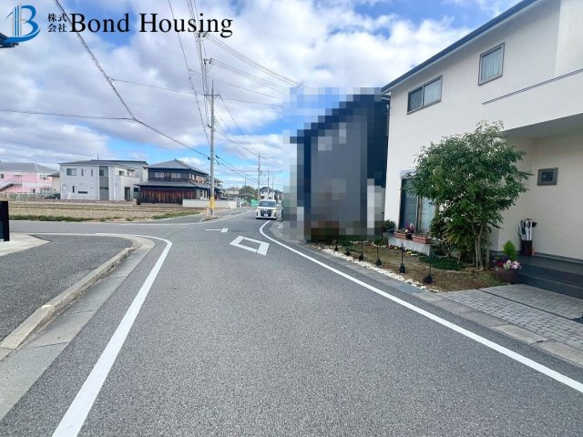 勝美住宅施工の注文住宅　大久保町大窪　中古戸建の前面道路含む現地写真