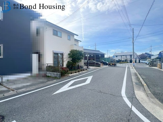 勝美住宅施工の注文住宅　大久保町大窪　中古戸建の前面道路含む現地写真