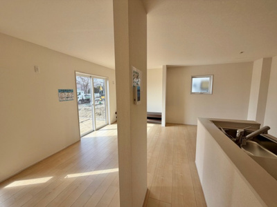 【居間・リビング】 | 花巻市石鳥谷町八幡４地割 | 自然光が差し込み、家族が集まる心地よい空間です。