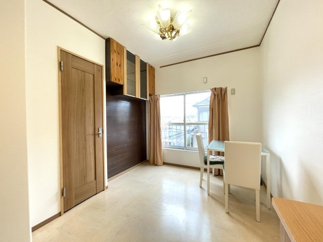 春日部市小渕の賃貸マンションの居間・リビング