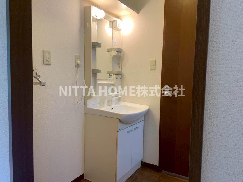 マノワールの洗面所|シャワー付きの洗面台朝の準備も楽々です♪