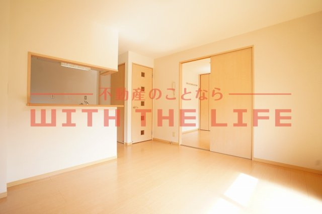 ラヴィーンコート【10,000円キャッシュバック対象物件】の居間・リビング|ゆったり過ごせる居間です