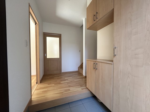 「4LDK」高知市鴨部　新築戸建ての玄関|玄関はゆとりある広さです◎たくさん入るシューズボックスがあります♪