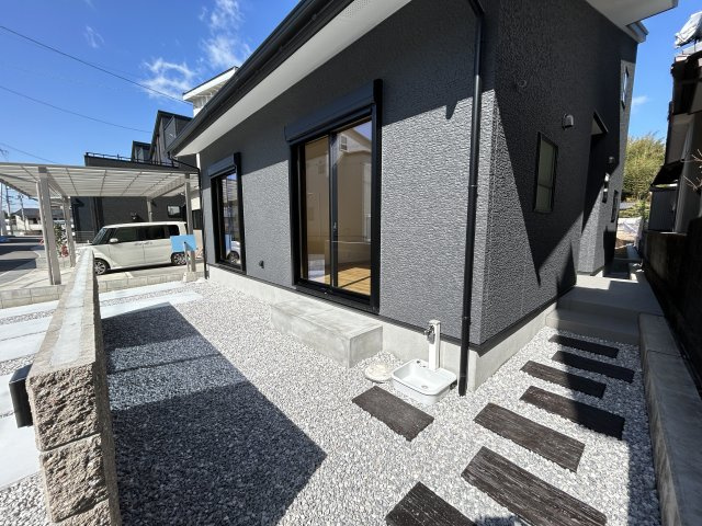 「4LDK」高知市鴨部　新築戸建ての庭|目隠しの後ろは庭スペース。水栓があるのでプールなどもできます♪