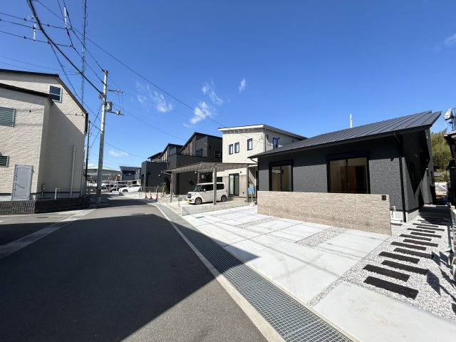 「4LDK」高知市鴨部　新築戸建ての前面道路含む現地写真|前面道路は交通量も少なく、駐車が苦手な方にも◎