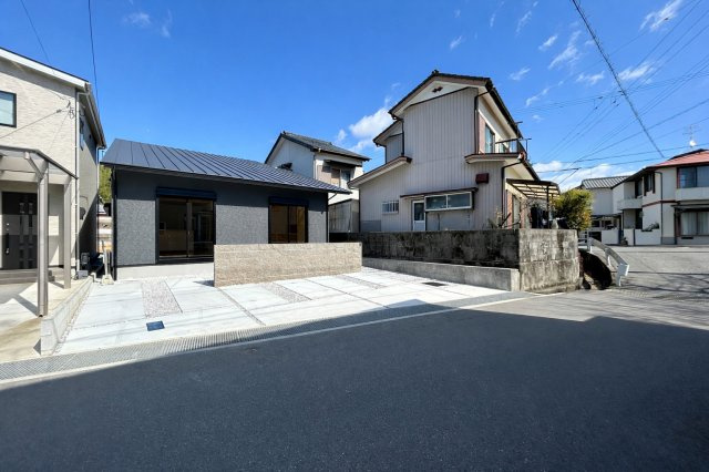 「4LDK」高知市鴨部　新築戸建ての前面道路含む現地写真|南向きで日当たり良好！
