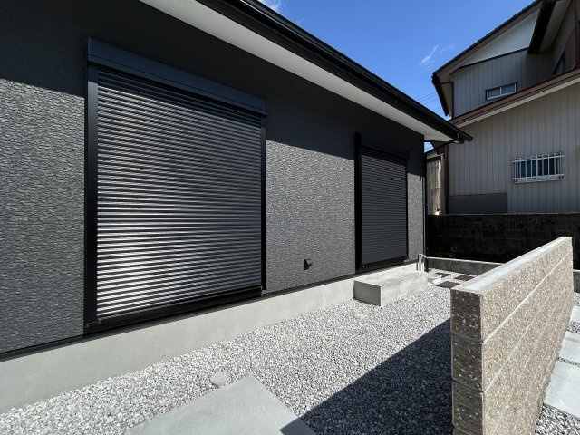 「4LDK」高知市鴨部　新築戸建ての防犯設備|シャッターを備えています！