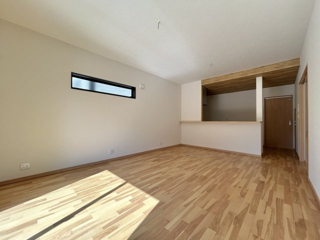 「4LDK」高知市鴨部　新築戸建ての居間・リビング|南向き明るいLDK☆コンセントが多いなど、細かなところまで配慮があり、快適に過ごせそうです☆