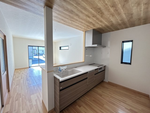 「4LDK」高知市鴨部　新築戸建てのキッチン|リビングを見渡せる対面キッチンです☆木目×白い人造大理石のワークトップがオシャレ♪