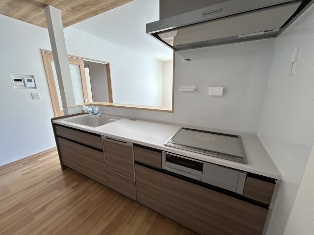 「4LDK」高知市鴨部　新築戸建てのキッチン|食洗器、IHコンロ、マグネット収納が付くパネルなど使い勝手が良いシステムキッチンです☆