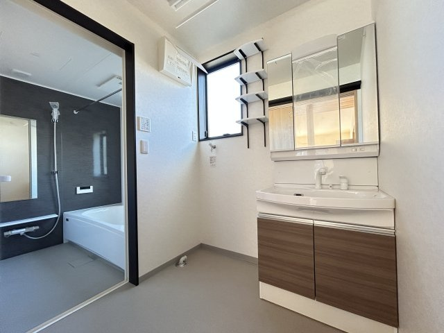 「4LDK」高知市鴨部　新築戸建ての洗面所|シャワー付き三面鏡洗面台、昇降式物干しレール、棚板など使い勝手の良い洗面室です☆