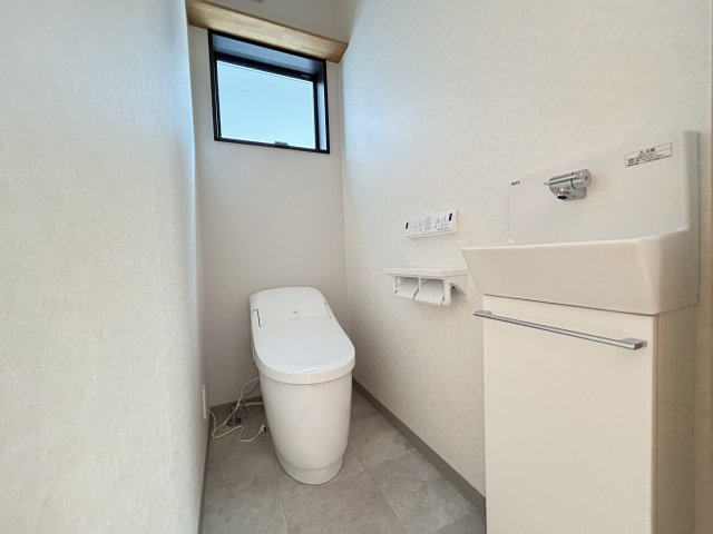 「4LDK」高知市鴨部　新築戸建てのトイレ|タンクレストイレでスッキリとした印象♪