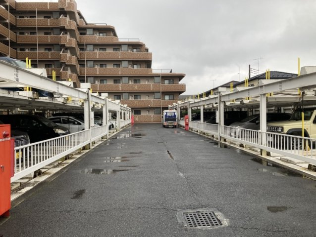 セレナハイム春日部緑町の駐車場