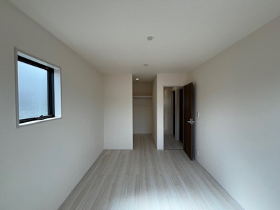 【洋室】 | 緑町６丁目　新築戸建 | 洋室約6.7帖　南向きで陽当り・通風良好です。