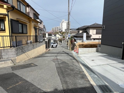 【駐車場】 | 緑町６丁目　新築戸建 | 前面道路との高低差がないので駐車も楽々です。