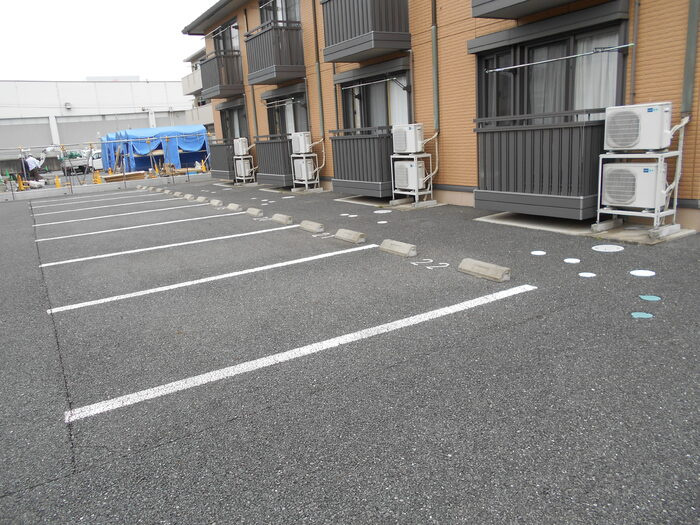 リヴェールマリーズ　Ｂの駐車場|高崎、前橋、伊勢崎エリアのお部屋探しはエンドスケープまで！お客様の理想お聞かせ下さい♪
クロスの色が異なる場合があります。
