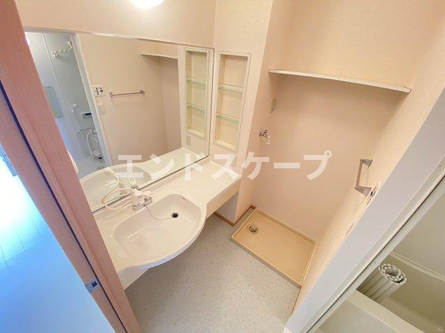 リヴェールマリーズ　Ｂの独立洗面台|高崎、前橋、伊勢崎エリアのお部屋探しはエンドスケープまで！お客様の理想お聞かせ下さい♪
クロスの色が異なる場合があります。