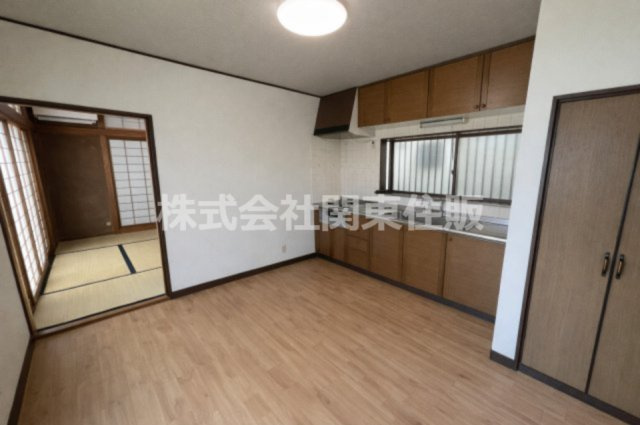 さいたま市南区大字円正寺　中古住宅のキッチン|ゆったりとした居間です　※一部CG加工されております
