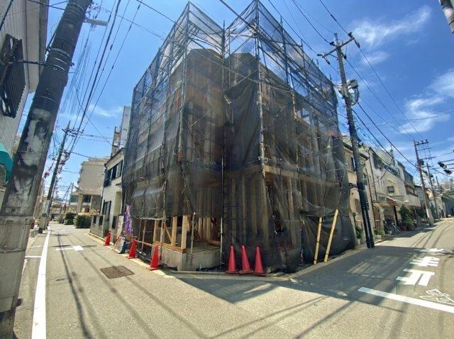 板橋区上板橋3丁目 限定1棟の前面道路含む現地写真|【駅徒歩2分の好立地にハイクラス4LDK邸宅が誕生いたします♪♪】
豊富な収納や広々21帖超のLDK、人気のルーフバルコニー、電動シャッターも付いてあったら嬉しい仕様設備を詰め込みました！！