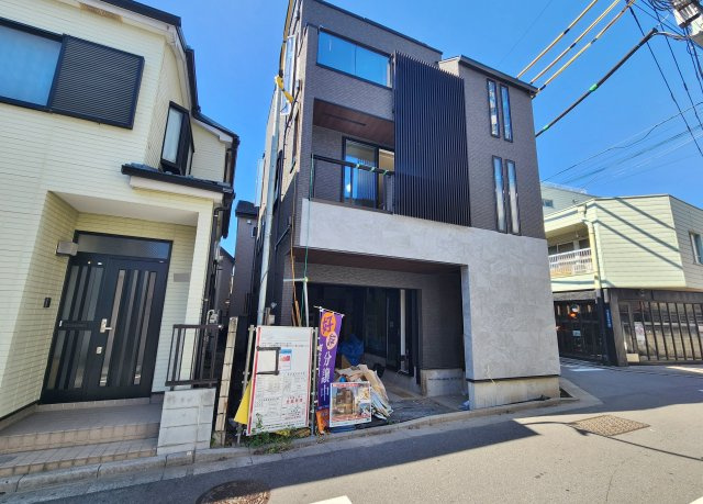 板橋区上板橋3丁目 限定1棟の外観|開放感あふれる角地の整形地に誕生
～光と風を享受する心地よい立地～
ご内覧できます♪
是非、現地にて建物のボリュームや陽当たり等ご確認ください