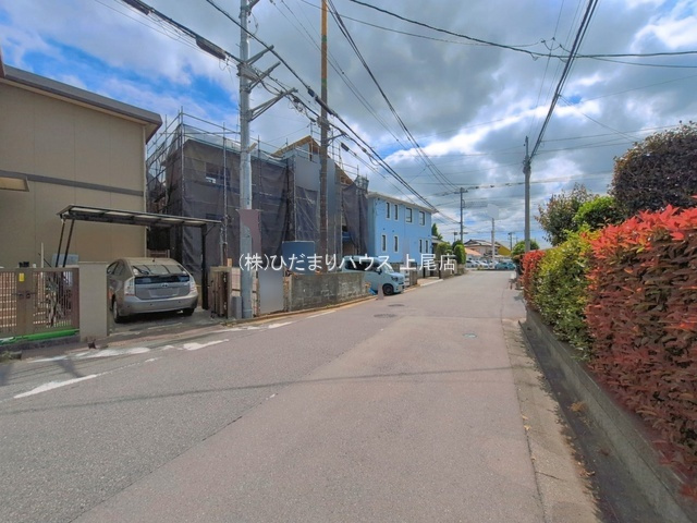 上尾市小泉　新築戸建　ブルーミングガーデン01の前面道路含む現地写真