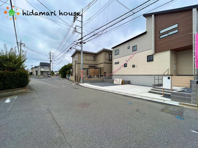 上尾市小泉　新築戸建　ブルーミングガーデン01の前面道路含む現地写真