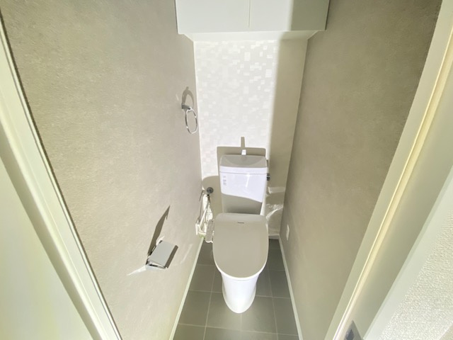 ラムズヒル蒔田のトイレ|温水洗浄便座のトイレ設備です！トイレ上部にはあると便利な吊戸棚を設置！