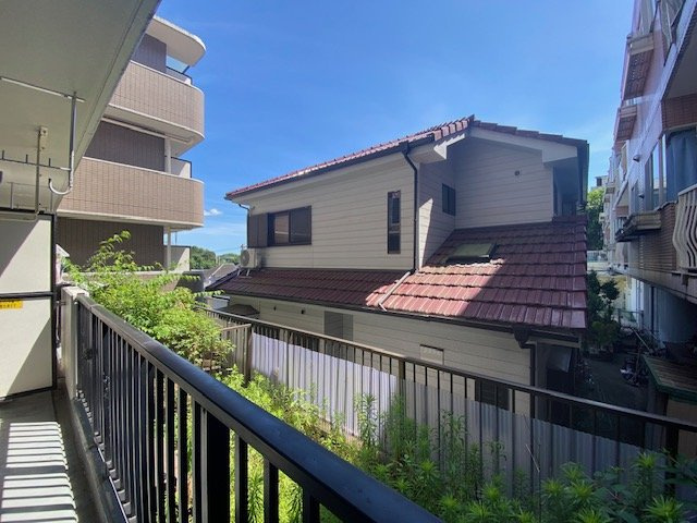 ラムズヒル蒔田の展望|物件からの眺望になります。青い空が望めてほっとできますね。