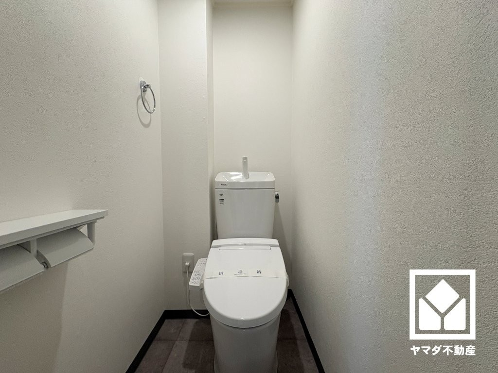 シャルム甲陽園のトイレ|明るく清潔感溢れるトイレです。温水洗浄便座付きで、季節を問わずいつでも温かい便座をお使いいただけます。