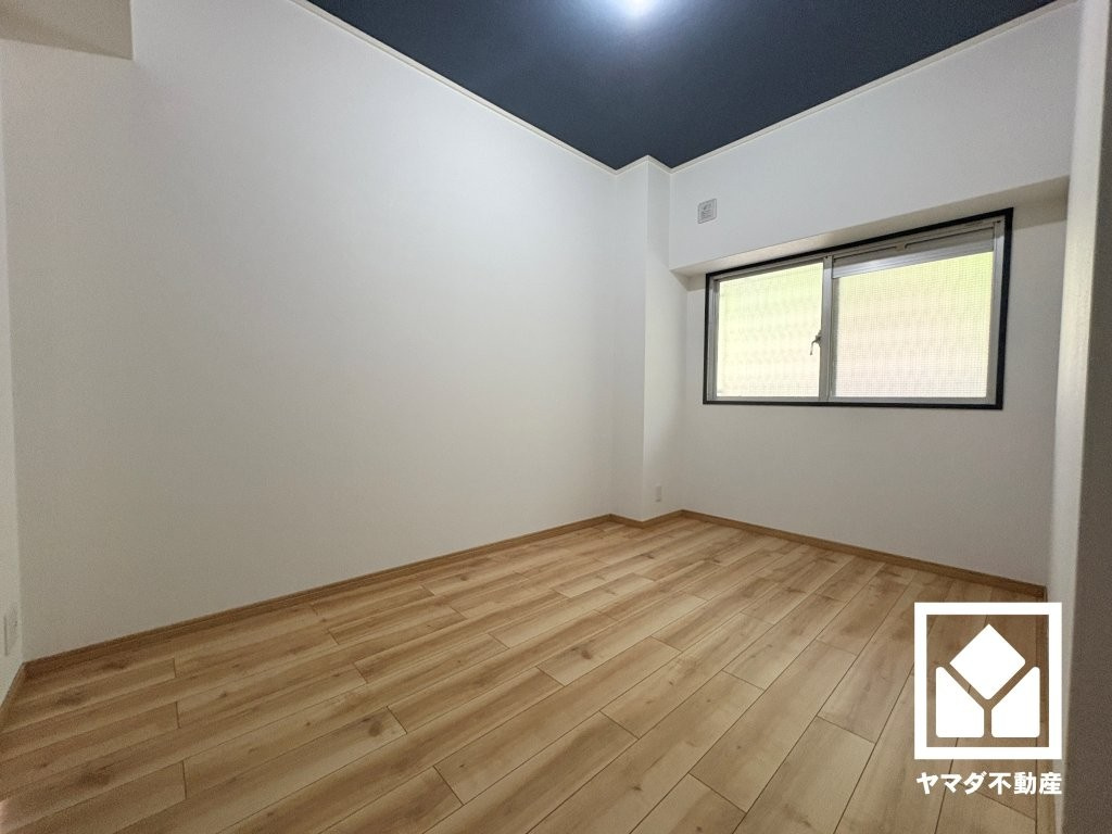 シャルム甲陽園の子供部屋|東側洋室です。全居室に窓がございます。明るい陽光がたっぷり差し込む心地よい生活空間です。