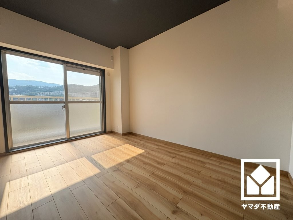 シャルム甲陽園の寝室|西側洋室です。バルコニーにつながるお部屋で、通風・陽当たり良好。全居室フローリングでお掃除もラクラクです。