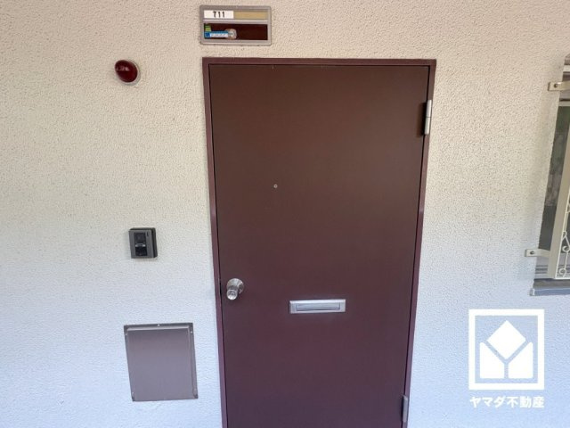 シャルム甲陽園の玄関|突然の来訪時でも安心なモニター付きインターホンを完備。お留守番中のお子様でも簡単に来訪者の確認ができます。
