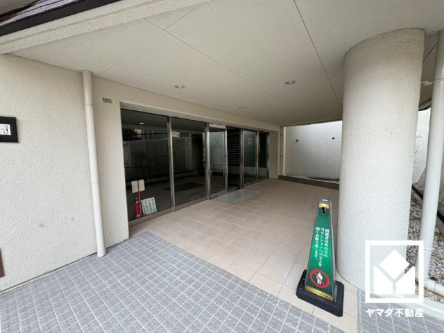 シャルム甲陽園のエントランス|広々とした明るいエントランス。綺麗に整備されており、帰宅時や来客時にも気持ちの良い空間です。