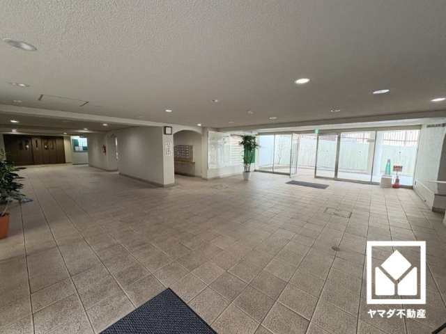 シャルム甲陽園のロビー|開放的で落ち着いたロビーが、心を癒すひとときを演出。くつろぎと気品が共存する、快適な住まい。