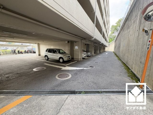 シャルム甲陽園の駐車場|敷地内に駐車場を完備。重い荷物や雨の日の移動もスムーズで、快適なカーライフを実現。空き状況等は弊社スタッフまでお気軽にお問い合わせください。
