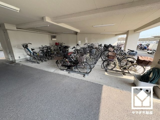 シャルム甲陽園の駐車場|サイクルラックの設置された屋内駐輪場を完備。スッキリ整理されて、自転車同士の接触や転倒の心配がございません（年額1200円）。バイク置き場もございます。
