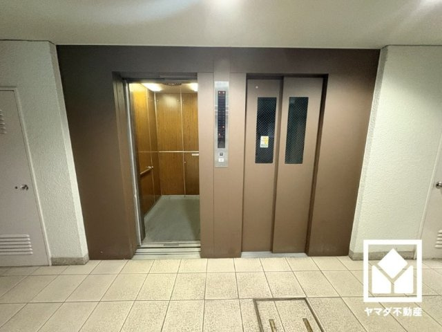 シャルム甲陽園のその他共用部分|2基のエレベーターを設置し、待ち時間を短縮。快適な住まいへのアクセスをスムーズに。