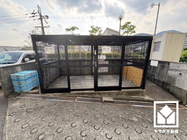 シャルム甲陽園のその他共用部分|清潔なゴミ出し場で気持ち良くお使い頂けます。
