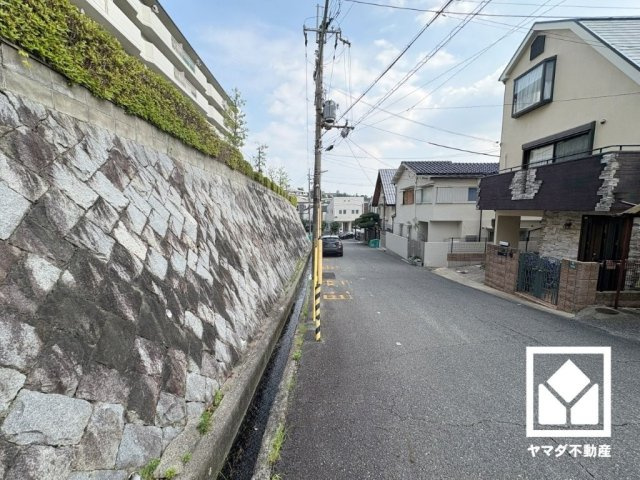 シャルム甲陽園の周辺|阪急甲陽線「甲陽園」駅まで徒歩約17分、阪急今津線「甲東園」駅まで徒歩約28分の立地。2沿線利用可能で、毎日の通勤・通学だけでなく、休日のお出かけまで利便性に優れています。