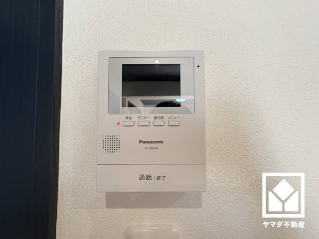 シャルム甲陽園の防犯設備|突然の来訪時でも安心なモニター付きインターホンを完備。お留守番中のお子様でも簡単に来訪者の確認ができます。
