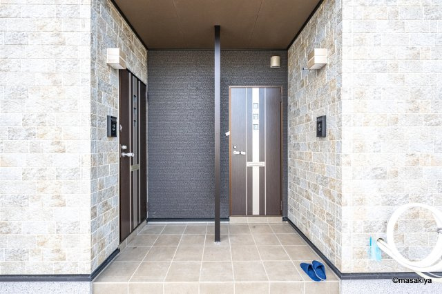 レインボーのエントランス|写真は同じ建築会社の近い間取りのものです。参考にご覧下さい。