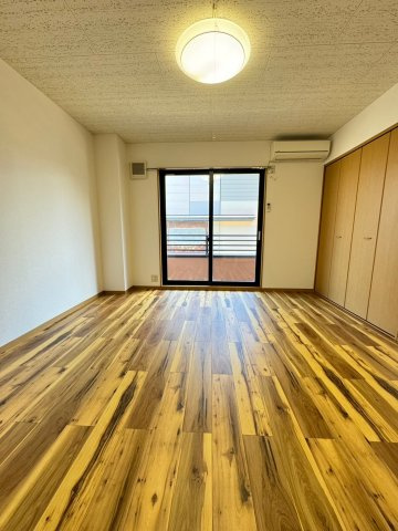 メゾンスバルの居間・リビング|別部屋の写真です。床材が異なる場合があります。