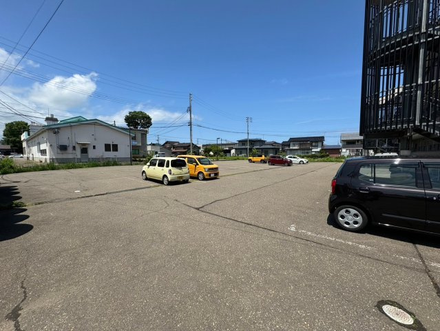 メゾンスバルの駐車場