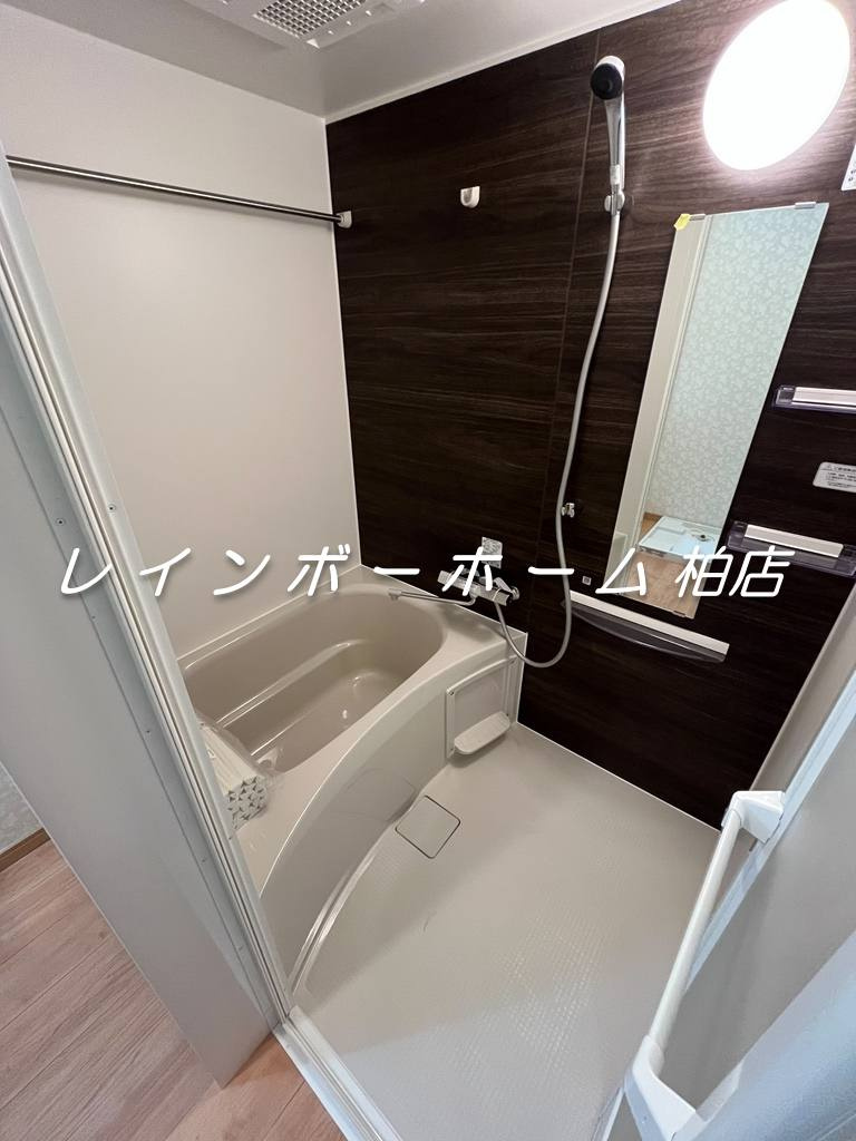 柏駅徒歩9分！ネット無料＆ペット相談可☆の浴室|ゆったり過ごせるお風呂です