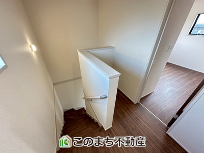 【内装】 | Livele Garden.S下野緑第3　 | 小さなお子様やご年配の方に優しい手摺り付きの階段☆