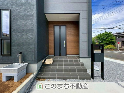 【エントランス】 | Livele Garden.S下野緑第3　 | 雨の日のご帰宅も安心の玄関ポーチ♪