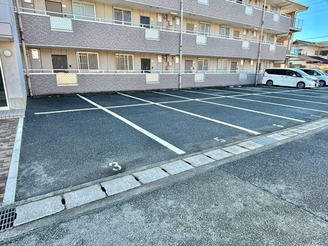 スタットニューヘン英賀保の駐車場