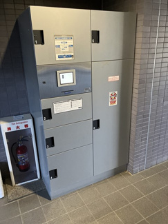 【その他共用部分】 | 共用エントランスには宅配BOXがあるので荷物の受け取りもスムーズに♪再配達を依頼する手間が省けます☆