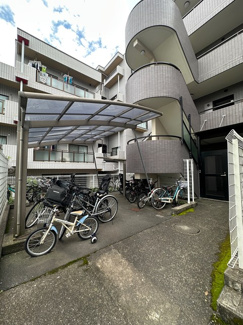 【その他共用部分】 | 屋根付きの駐輪場で雨が降っても大切な自転車が濡れなくてすみますね♪駅まで自転車もおすすめです！
